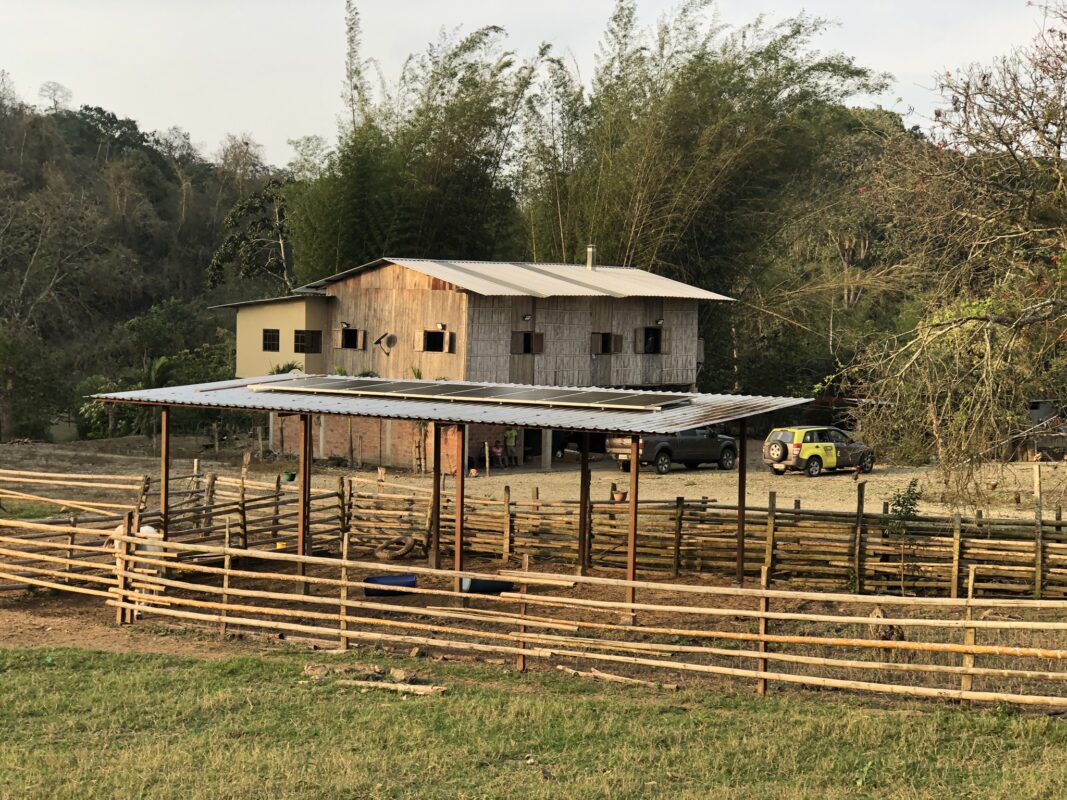 Instalación de Sistema Solar Off-Grid en Fincas de Campo